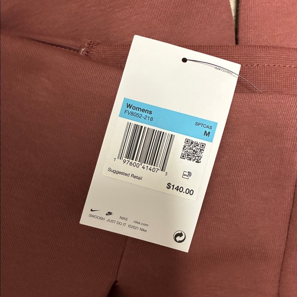 Nike Sportswear Tech Fleece
Women's High-Waisted Pleated Pants full length - Picture 10 of 11